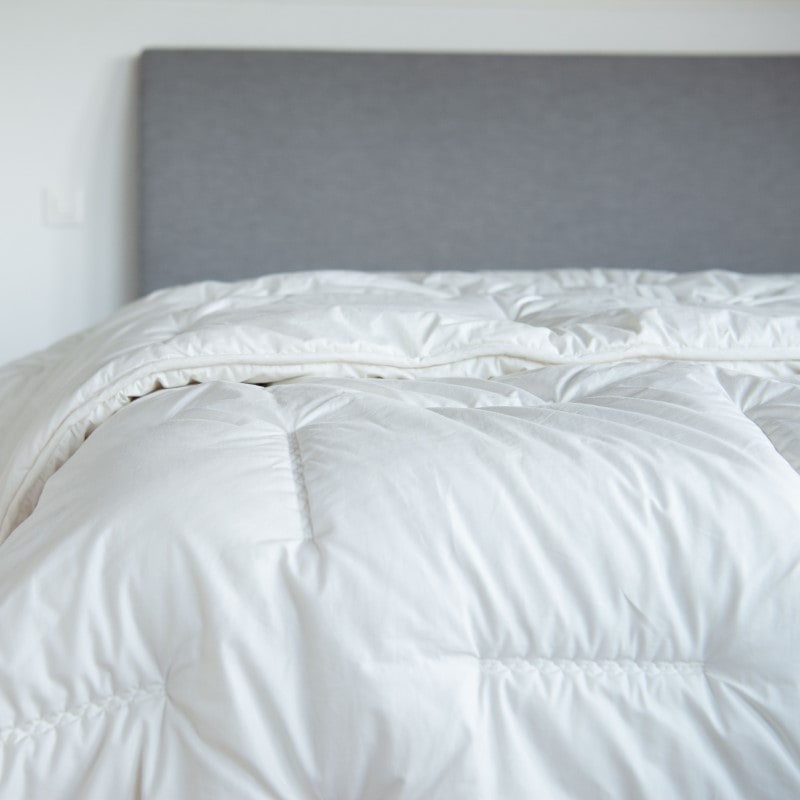 Schafwolldecke auf Bett